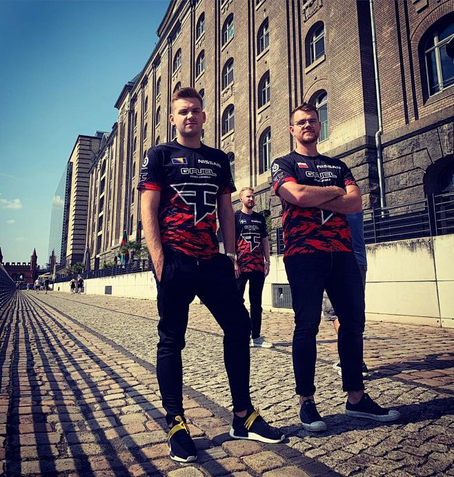 守门员应在 守门员应在